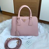 ราคา Very new Prada alma 25 สี orchidea ชมพูอ่อน หวานมาก สภาพดีมากค่ะ หนังทรงแข็งเลย อะไหล่ทองวิ้ง ภายในสะอาด (3603873937)