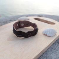 ราคา กำไลข้อมือหนังแท้ สลักชื่อฟรี ห้อยจี้ฟรี ออกแบบเพิ่มเองได้ (92336035)