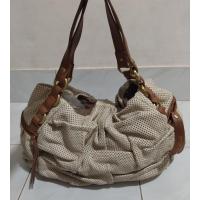 ราคา กระเป๋าถือ กระเป๋าสะพาย VINCE CAMUTO ขนาด11*15 งานหนังแท้ทั้งใบ อะไหล่สีสวยวิ้งมาก ตำหนิหนังมีรอยแตกตามภาพสุดท้ายค่ะ (24965931603)