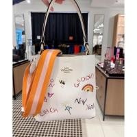 ราคา Coach Outlet Small Town Bucket Bag With Diary Embroidery (17745544058)