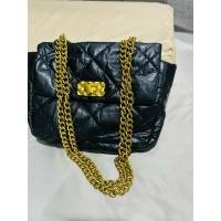 ราคา กระเป๋าสะพาย Charles&Keith สีดำสายโซ่ทองเหลือง (43652892573)