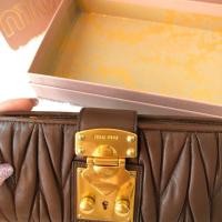 ราคา Used Miu miu กระเป๋าสตางค์หนังสวยมากคะ ออกช้อป 24,000 บ. สภาพดีเลย (3229058396)