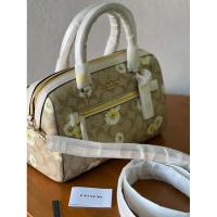 ราคา ♨️Coach หมอน ลายดอกเดซี่ สุดสวย♨️ (23475732174)