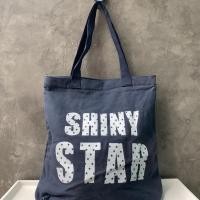 ราคา ➡️➡️ กระเป๋าสะพายแคนวาส น้ำเงินกรม ใบใหญ่มีซิป ผ้าดี ด้านในมีช่องใส่ของ ผ้าโอเคเลย (5252361515)