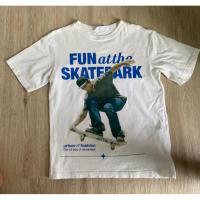 ราคา FUN atte SKATEPARK (Zara) สภาพ: 9/10 ขนาด: อก 30-32นิ้ว ตำหนิ: คราบเหลืองตรงคอ ราคา: 220บาท (28537839508)