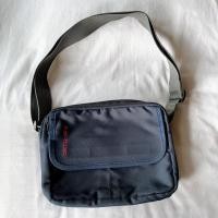 ราคา *มือสอง* กระเป๋าสะพายข้าง Carry All สีกรมแดง สายเทา (24396013591)