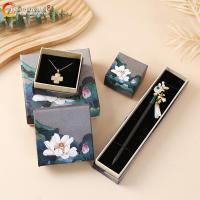 ราคา กล่องใส่แหวนดอกบัว 5x5ซม. ใช้คล้องแหวนและต่างหู (27179563670)