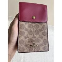 ราคา กระเป๋าใส่โทรศัพท์ Coach phone bag แท้มือสอง ไซส์ 4x7 นิ้ว (งาน shop ใหญ่) ลาย C น้ำตาล ฝา สีแดงเลือดหมู (15534392889)