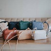 ราคา BV Crossbody Mini Bag กระเป๋าหนังแท้ (23637960902)
