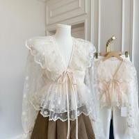 ราคา (พร้อมส่ง)รุ่น(BJ-ซีทรูดอกไม้)(แนะนำใส่บรา)เสื้อแขนยาว สีขาว ผ้าชีฟอง ทรงคอวี ซีทรูปักดอกไม้สีขาวนวล หวานแบบมีสไตล์ (50250595054)