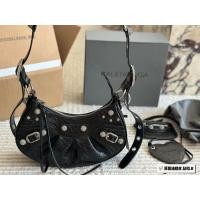 ราคา Balenciaga Motorcycle Underarm Bag หนังแท้ ลายมอเตอร์ไซค์ สายสะพายไหล่ พวงมาลัยครึ่งดวง มีกระจกเงาและถือบัตร พร้อมแพ็คเกจสวยงาม (43227622015)