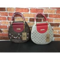 ราคา Kimperry ทรงใหม่ล่าสุด มีสายสะพายยาว ขนาด7”x3”x8.5” มีถุงผ้าแบรนด์แถม ภายในมีช่องซิป และช่องกระดุมด้านข้าง (3407778647)