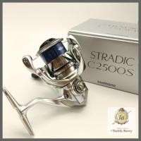 ราคา รอกราคาพิเศษ รอกลดราคา!!!! SHIMANO STRADIC C2500S ปี2023 (40060101756)