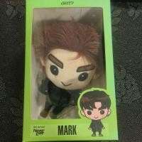 ราคา ชัคกี้ Chucky Doll GOT7 VER.3 MARK **ของแท้ (ขายพร้อมชุด XCIII+รองเท้า+polaroid) **กล่องมีตำหนิสีซีด (23652010234)