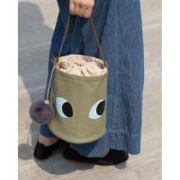 ราคา Blue Eyes Bucket กระเป๋า Bucket ผ้าแคนวาสสีเขียวตุ่น พิมพ์ลาย Blue eyes พร้อมปอมปอมสีเทา (50054637472)