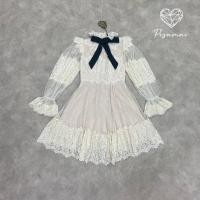 ราคา Pisamai: เดรสคอเต่าแขนยาวสีครีมเป็นงานลูกไม้ฉลุสลับลายผ้าทั้งตัว แต่งโบว์สีดำช่วงคอ (16179375069)