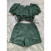 ราคา ชุดเซ็ทสีเขียวลายตาราง แขนพอง คอเหลี่ยม แต่งสายรูดด้านหน้าด้านหลังสม็อกเอว ไซส์ L เสื้อยาว 18.5“ กางเกงยาว 17.5” มือ 1 (51953982442)