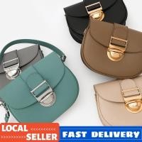 ราคา JK1 2021มาใหม่ ❤ CNK Amelia Metallic Push-Lock กระเป๋าสะพายข้าง กระเป๋าอานครึ่งวงกลม 80270757 (40078482891)