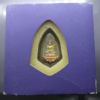 ราคา พระแก้วมรกต หลัง ตราพระปรมาภิไธยย่อ ภ.ป.ร.เนื้อเงินสามกษัตริย์ โรงพยาบาลภูมิพลฯ จัดสร้าง ปี2547 พร้อมกล่องเดิม (57902037513)