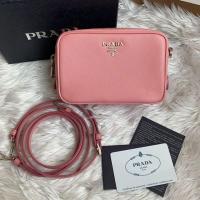 ราคา Like new Prada mini box สีชมพู ปี2016 อะไหล่เงิน สภาพสวย หนังทรงแข็ง มุมมีรอยใช้งานจิ้ดๆ ภายในสะอาด (2794487791)