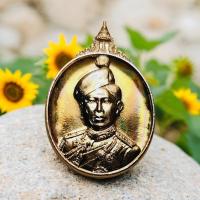 ราคา (( ซองเดิม ติดรุ้ง )) เข็มกลัดที่ระลึก ปี 2545 กระหลั่ยทอง ขึ้นรุ้งสวยตามรูป หายาก สก (52453835727)