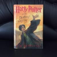 ราคา [ปกแข็ง ภาษาอังกฤษ] Harry Potter and the deathly hallows English US (มือสอง) แฮร์รี่ พอตเตอร์ กับเครื่องรางยมทูต (9958473420)