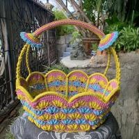 ราคา ตะกร้า ถักมือ ด้วยเชือกร่ม ดิ้นเงิน ทรงกลีบบัวยาว ขนาดใหญ่ ลายกล้วย สีฟ้า-เหลือง (23276972343)