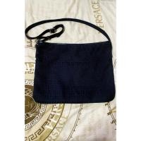 ราคา Crossbody Fendi กระเป๋าครอสบอดี้เฟนดิ ของแท้ มือสอง สีดำ unisex (27479172591)