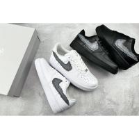 ราคา [LJ Channel] Sky High Farm Workwear x KAWS x Nike Air Force 1Low สีดําสีขาว Air Force One ชื่อร่วม (40178547915)