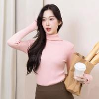 ราคา มือ1:เสื้อคอเต่าผ้าไหมพรมลายร่อง สีชมพู จากร้านcamelliaboutique (52851496506)