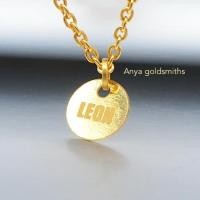 ราคา Anya จี้เลเซอร์ทองคำแท้ 96.5% สลักเลเซอร์ ตัวอักษร custom นน.ทอง 0.6-0.65 กรัม (22126680921)