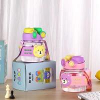 ราคา ขวดน้ำเด็กน่ารักความจุ1000ml ขวดน้ำมัลติฟังก์ชั่นดื่มคู่ ขวดน้ำดื่มคู่ ขวดพลาสติกทนอุณหภูมิสูง ความจุขนาดใหญ่ แบบพกพา (28253038886)
