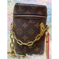 ราคา กระเป๋าหลุยส์ทรงกล่องใส่โทรศัพท์ สายโซ่สะพายไหล่ มีสายครอสบอดี้ สะพายเก๋มาก หนังแท้ ปั้มทุกจุด มีลิ้น มีเลขDC 899 (22449545527)