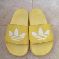 ราคา รองเท้าแตะ adidas สีเหลือง แท้ (มือสอง) (29853152374)