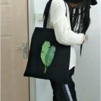 ราคา กระเป๋าผ้า ลายใบตอง minimal พร้อมส่ง (7215482920)