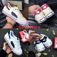 ราคา รองเท้าผ้าใบสีขาวเสริมส้นสีดําและแถบสีดํารองเท้าผ้าใบสีเบจส้นสีแดงขนาดเต็มสําหรับผู้ชายและผู้หญิง36-43พร้อมกล่องฟรี (52255731362)