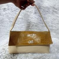 ราคา กระเป๋าหนังPU ครีมลายเข้ทรงคล้องไหล่แบรนด์ESQUIRE (รหัส บ27) (20894464824)