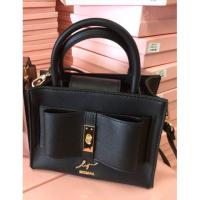 ราคา กระเป๋าสะพาย งานสวยมากหนังเรียบหรูอะไหล่ทอง ทรงน่ารักแต่งหน้าโบว์ชนช็อป ตรงกลางติดโลโก้​ lyn สีทอง พร้อมสายสะพายหนังยาว (4116003636)