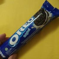 ราคา โอรีโอ คุกกี้แซนวิชรสช็อกโกแลตพร้อมครีมวานิลลาฟลาโวร์ด 123.5ก (56854513377)