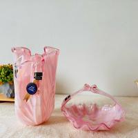 ราคา Kurata Craft Glass Japan แจกันแก้วเป๋าสีชมพูมุก + กระเช้าแก้วเป๋าขอบริ้วพริ้วสวย ใหม่ มีกล่อง **กล่องเก่า** (29812519312)