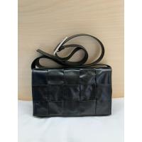 ราคา (ลดเหลือ 49,900) Bottega Veneta Cassette Crossbody Bag รุ่นหนังสีดำหายาก สภาพสวย ไม่มีตำหนิ มี microchip พร้อมถุงผ้า (43472553787)