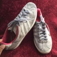 ราคา รองเท้ามือสอง Adidas Gazelle แท้ หนังสีเทา รุ่นนี้ใส่ได้ตลอด สภาพ : พื้นยังดี แมทง่าย (481061153)