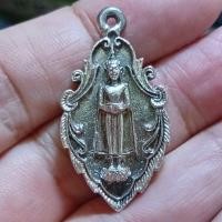 ราคา หลวงพ่อวัดบ้านแหลม เนื้อเงินหล่อโบราณย้อนยุค พิมพ์นิยมใบสาเก ปี2538 ตอกโค๊ต พ.(พร้อมกล่องเดิม) รหัส568 (25946022028)