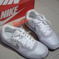 ราคา Nike รุ่น WMNS NIKE MD RUNNER 2 สี ลดไปอีก 1750฿ (240477840)