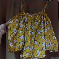 ราคา [ส่งต่อ] เสื้อปาดไหล่สีเหลืองลายดอก (5654023299)