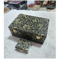 ราคา กล่องใส่พระ3ชั้น54ช่องลายไม้ผ้าลายไทยหนังเทียม(ช่อง4.0*5.5.และช่องใหญ่4.5*6.3) (44852219936)