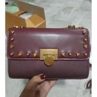 ราคา Charles&Keith แท้ช็อปมือ 2 ใช้น้อยมาก รุ่น Stud Detail Push Closure Clutch (6008641033)