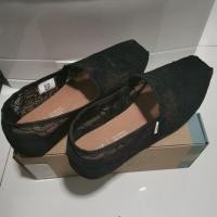 ราคา รองเท้าผ้าใบ Toms ลูกไม้ สีดำ (18101150625)