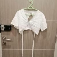 ราคา เสื้อครอปสั้นลูกไม้สีขาวโชว์​หลังผูกโบว์ (2707255156)