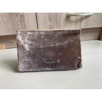 ราคา PRADA BROWN VELVET CLUTCH มือสอง (29404322051)